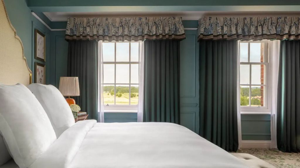 Zimmer mit Fenster und Blick auf die Landschaft vom Grand Manor Zimmer
