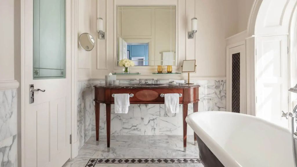 Luxuriöses Badezimmer im Grand Manor Zimmer mit Marmor und Holzdetails