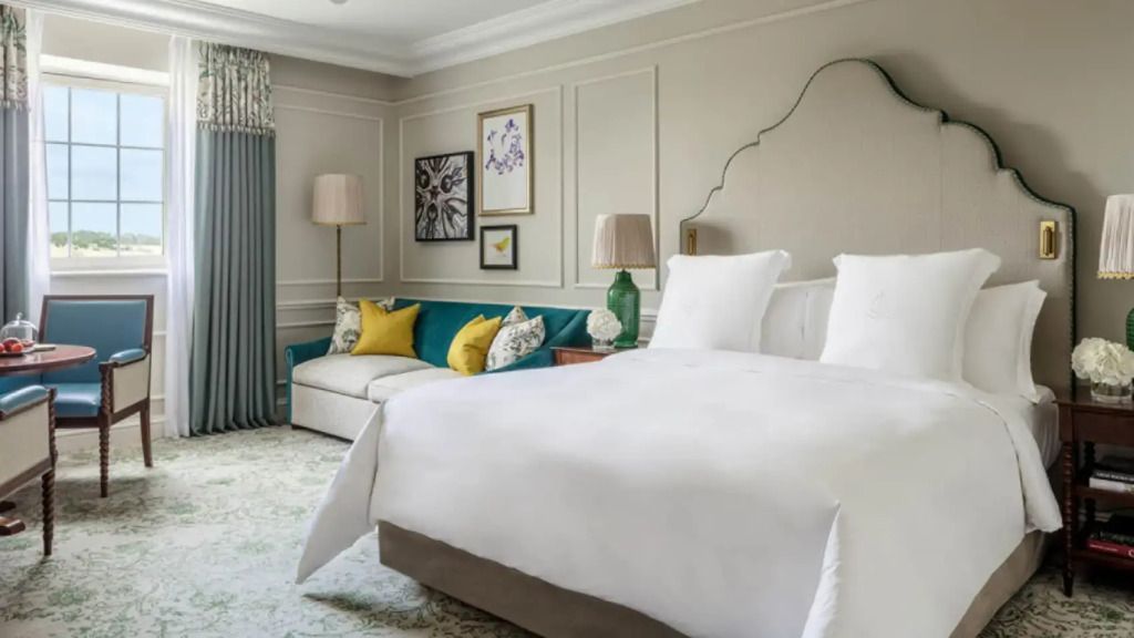 Elegantes Heritage Deluxe Doppelzimmer mit großem Doppelbett und stilvoller Einrichtung