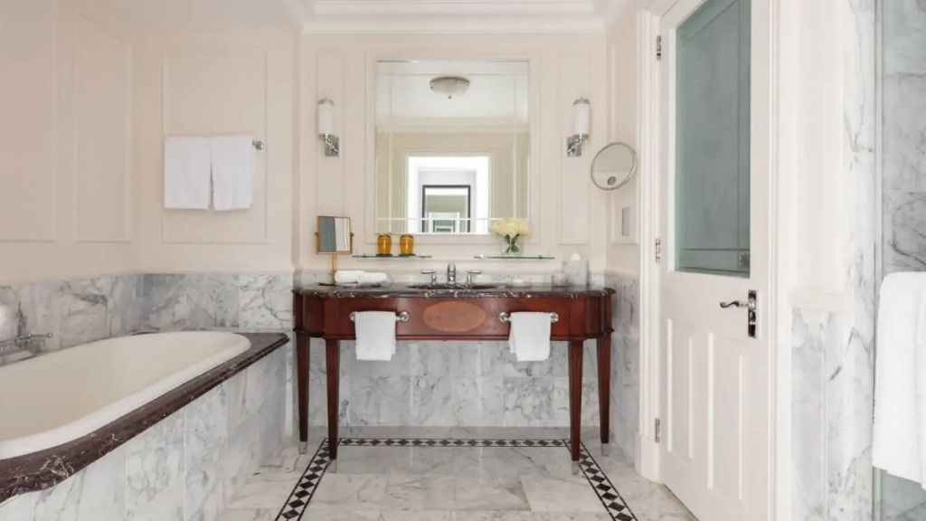 Elegantes Badezimmer mit Marmordetails und großzügigem Waschbereich