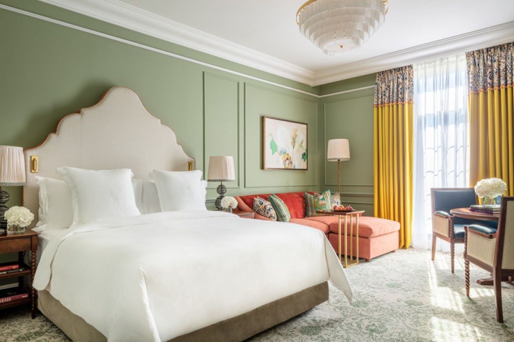 Elegantes Doppelzimmer mit grünen Wänden und luxuriöser Einrichtung im Four Seasons Hotel Hampshire