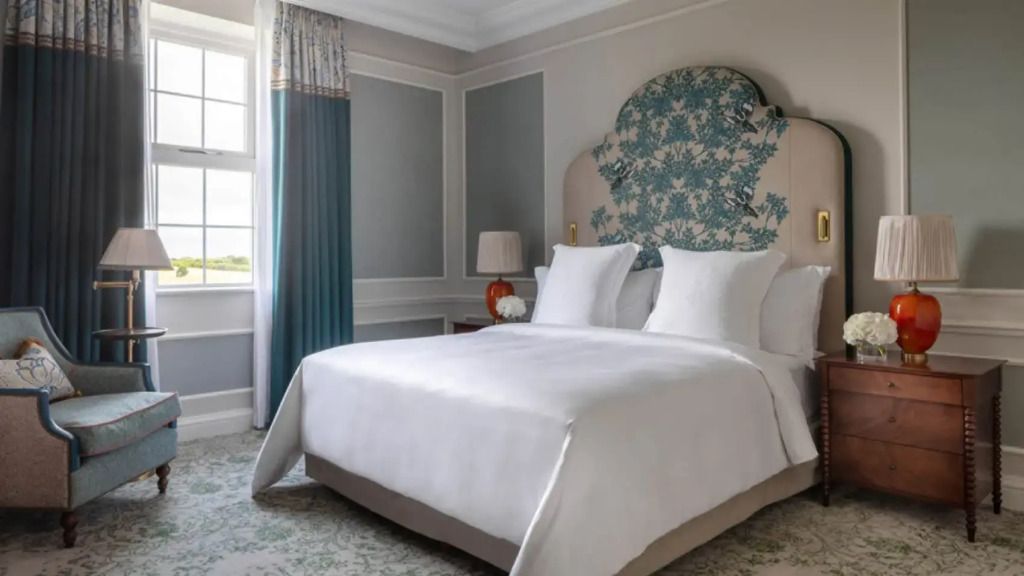 Elegantes Schlafzimmer mit Doppelbett und kunstvoller Wandverzierung