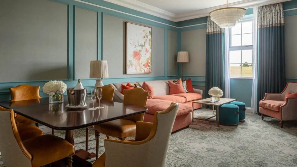 Moderne Suite mit Esstisch und gemütlichem Sofa