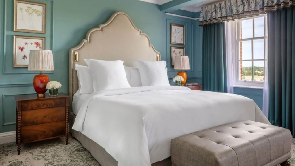Elegantes Doppelbett im Oliver King Parlour Zimmer mit gepolstertem Kopfteil und weißer Bettwäsche