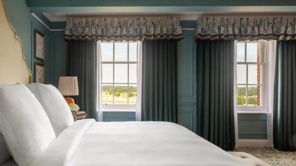 Zimmeransicht mit Fenster und Vorhängen im Oliver King Parlour Zimmer mit Blick auf die Landschaft