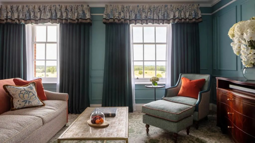 Sitzecke im Oliver King Parlour Zimmer mit Sessel, Tisch und Gartenblick
