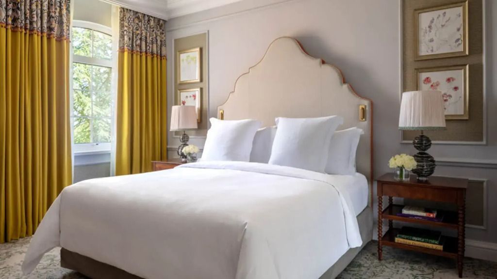 Elegantes Schlafzimmer mit einem großen Doppelbett in der Park Doppel Suite
