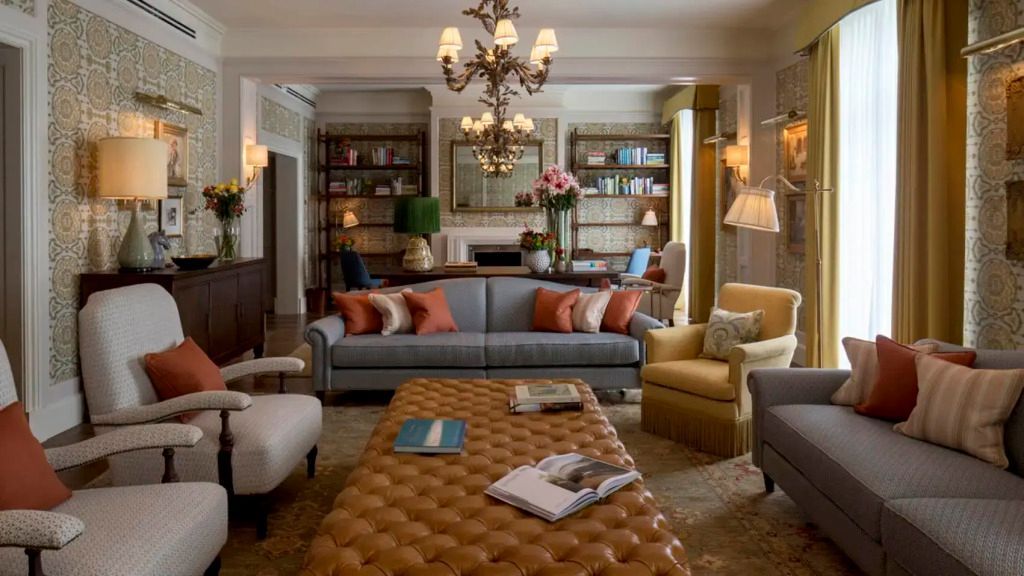 Elegantes Wohnzimmer einer Suite mit luxuriösen Möbeln und klassischem Dekor.