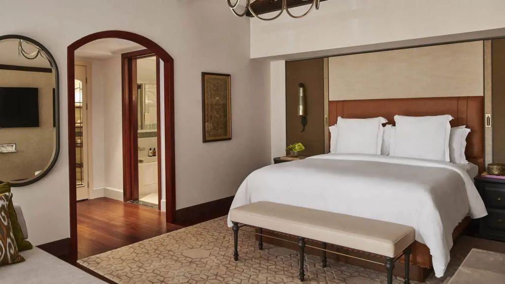 Elegante Suite mit Doppelbett und stilvollen Holzelementen.