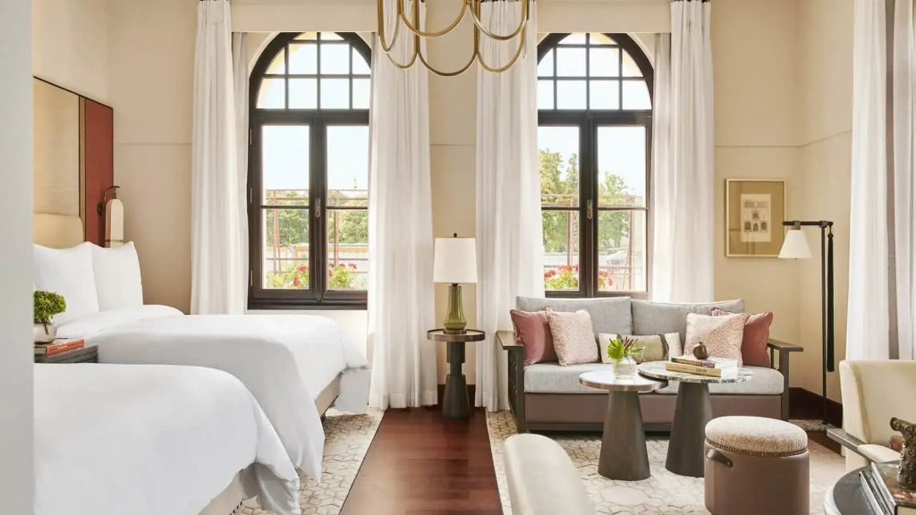 Elegante Junior-Suite mit zwei Einzelbetten und großer Fensterfront