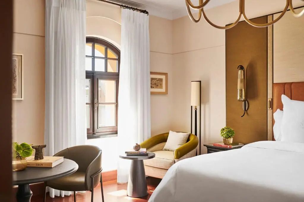 Elegantes Schlafzimmer mit großen Fenstern und stilvoller Einrichtung im Four Seasons Hotel Istanbul.