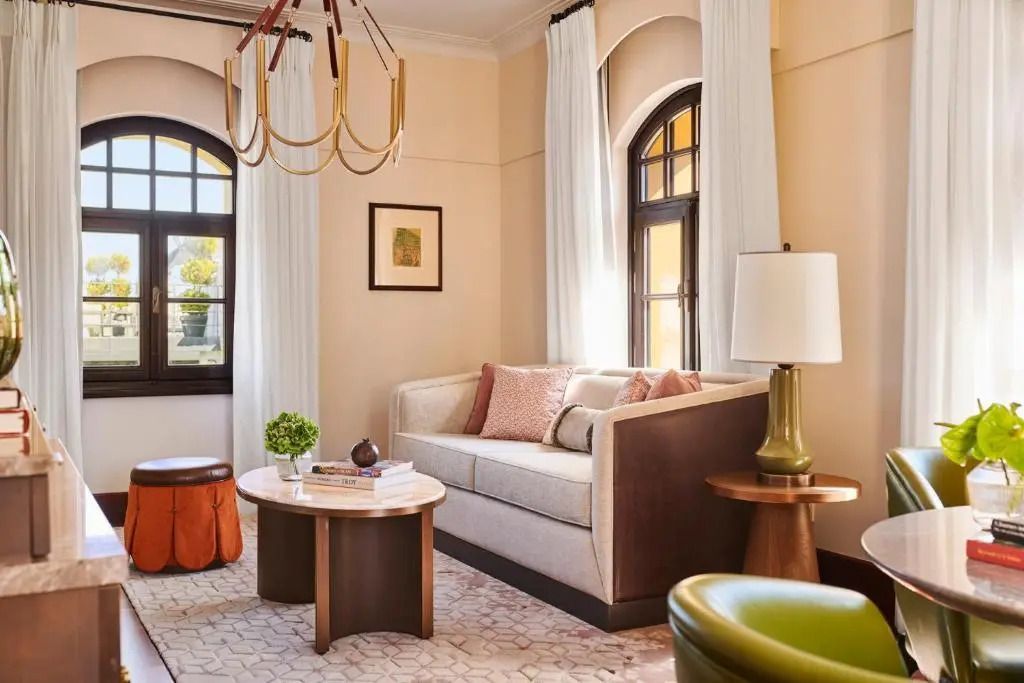 Gemütliches Wohnzimmer mit elegantem Sofa und sanftem Lichteinfall im Four Seasons Hotel Istanbul.