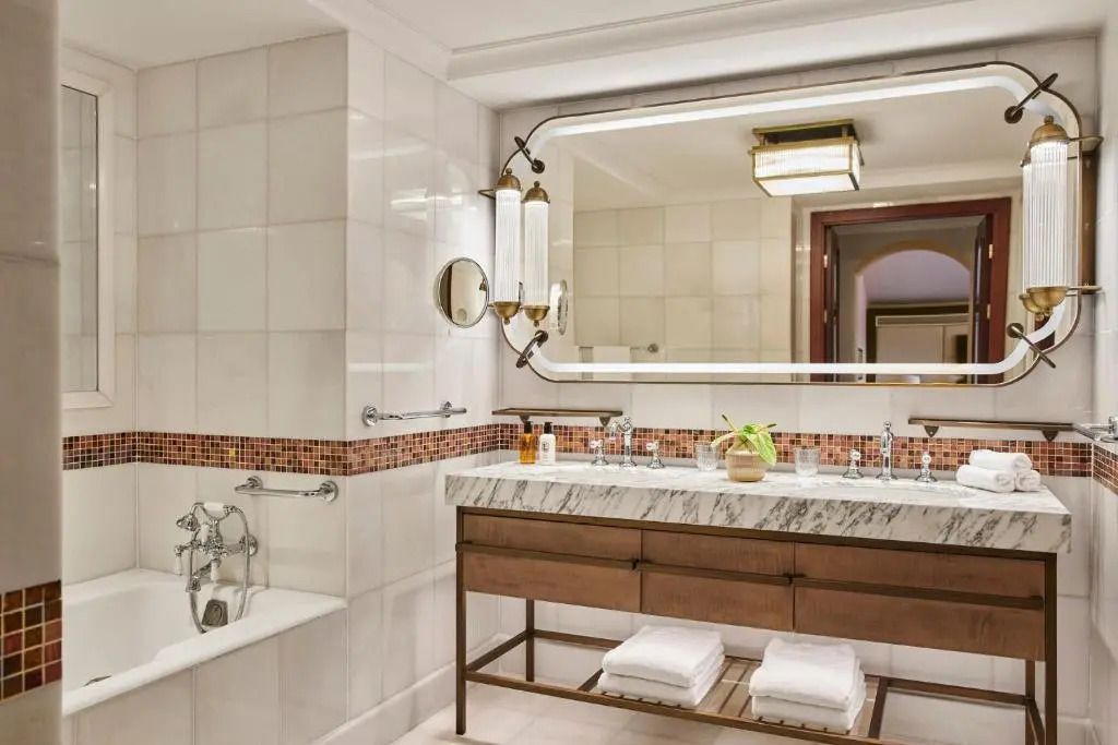 Luxuriöses Badezimmer mit Doppelwaschbecken und moderner Beleuchtung im Four Seasons Hotel Istanbul.