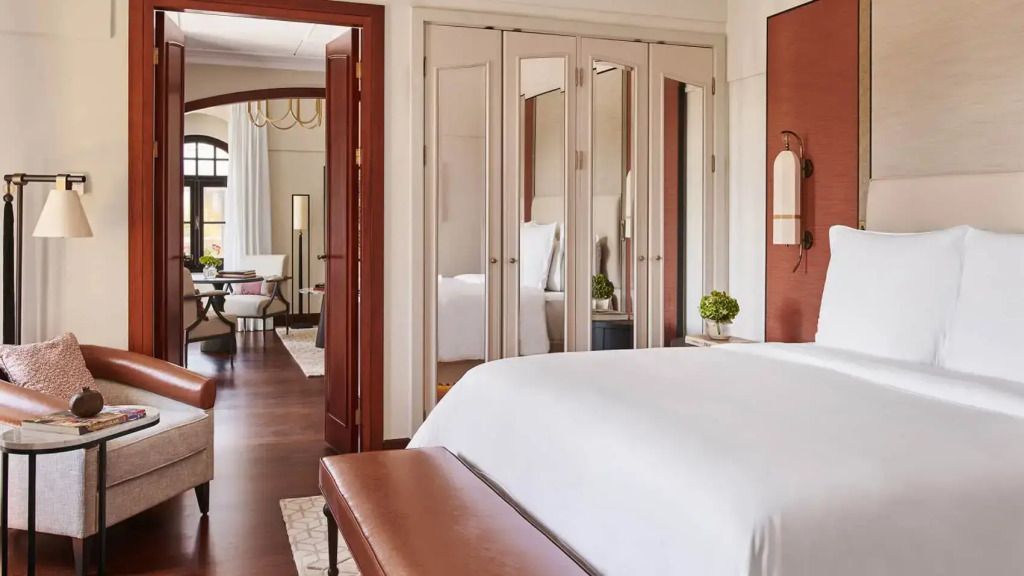 Elegante Suite mit Doppelbett und Spiegelwänden im Hotel in Istanbul
