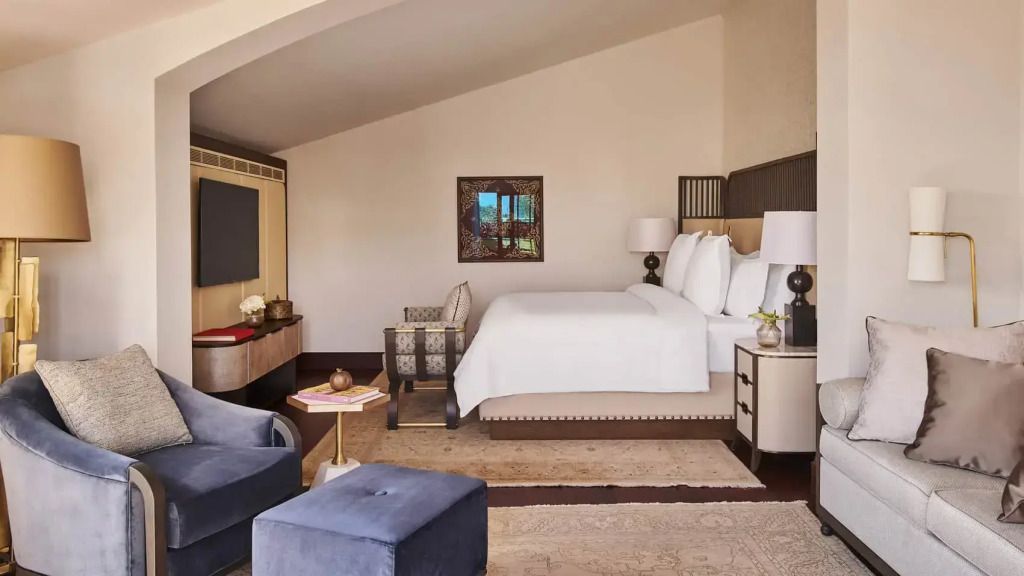 Elegante Suite mit Doppelbett und stilvoller Dekoration