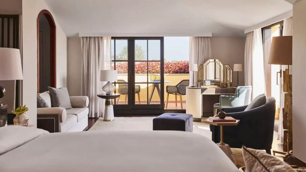 Suite mit Balkon und Blick auf Garten mit stilvoller Inneneinrichtung