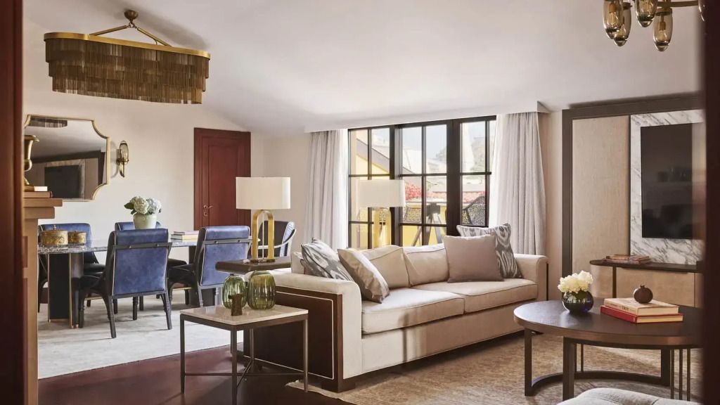 Wohnbereich der Suite mit Sofa und Esstisch in elegantem Design