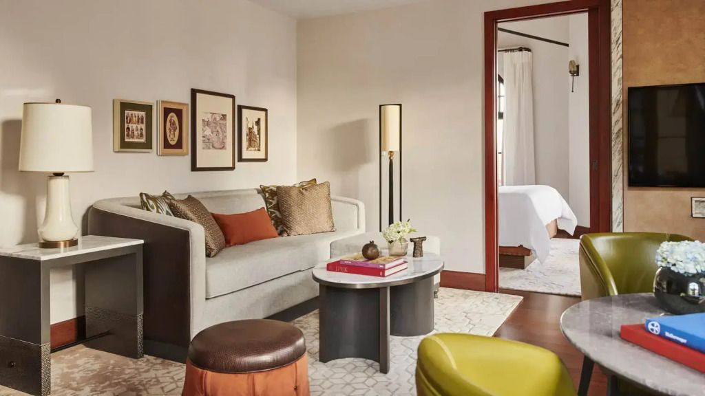 Wohnbereich mit stilvollem Sofa und Kunstwerken in der Pasha Suite des Four Seasons Istanbul