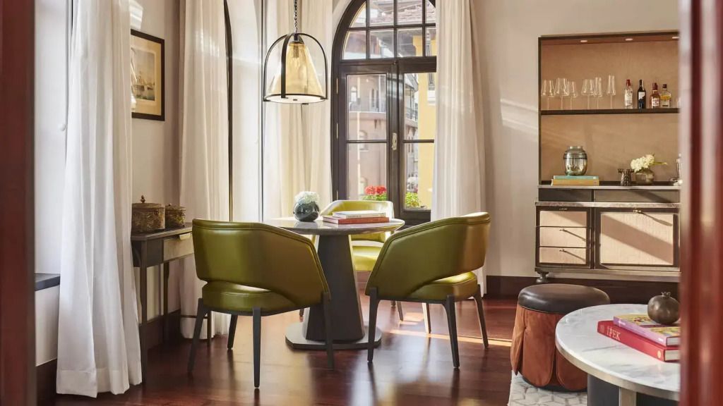 Essbereich in der Pasha Suite mit modernen Stühlen und viel Tageslicht