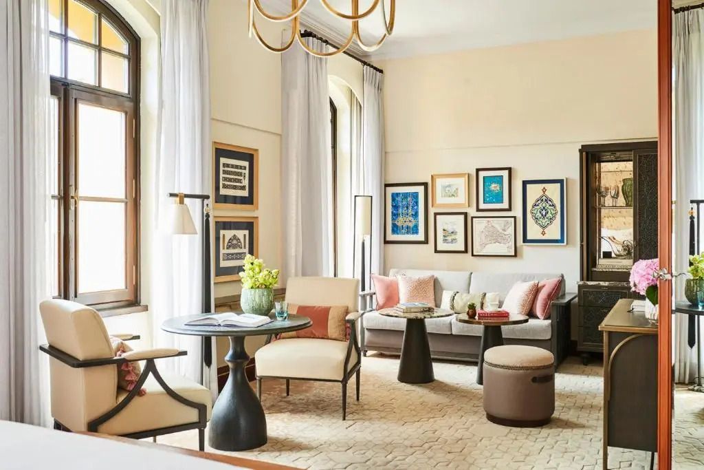Helles Wohnzimmer mit eleganter Dekoration und bequemen Sitzgelegenheiten