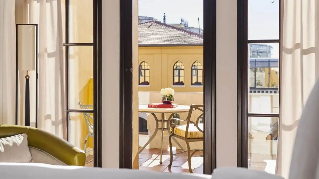 Gemütlicher Balkon mit Sitzgelegenheit und Pflanzen