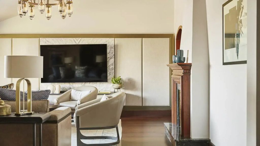 Moderner Wohnbereich mit TV und dekorativem Kamin.