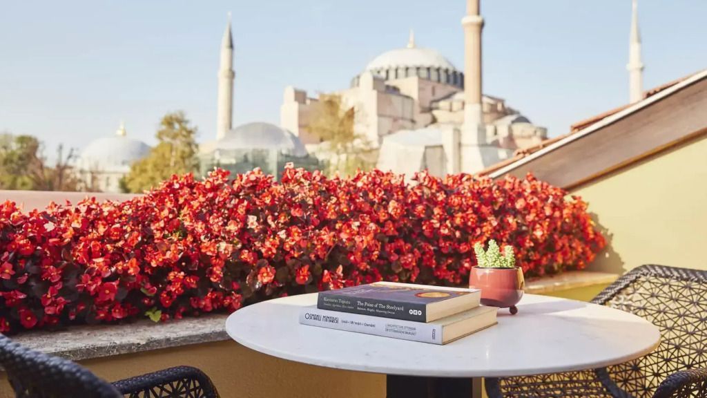 Balkon mit Tisch und Blick auf die Hagia Sophia und blühende Blumen.
