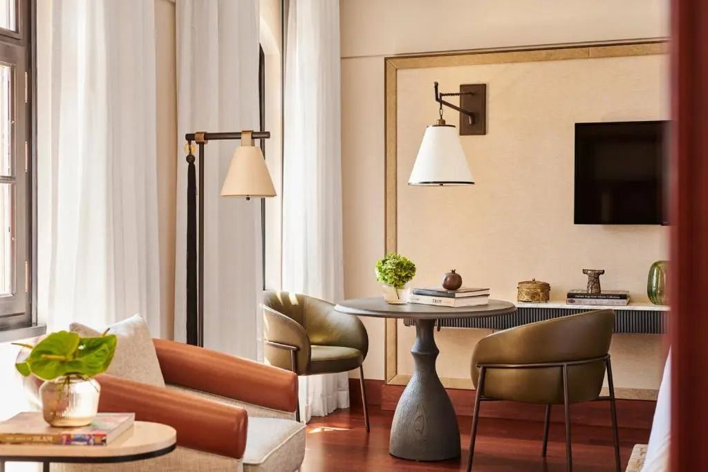 Helles Hotelzimmer mit modernen Möbeln und eleganter Beleuchtung.