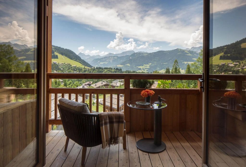 Balkon mit Sitzgelegenheit und spektakulärem Bergblick
