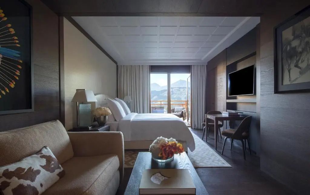 Elegante Junior-Suite mit Balkonblick auf die Berge