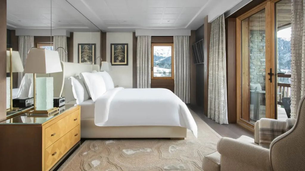 Elegantes Schlafzimmer in der Doppel Suite mit großem Doppelbett und Bergblick.
