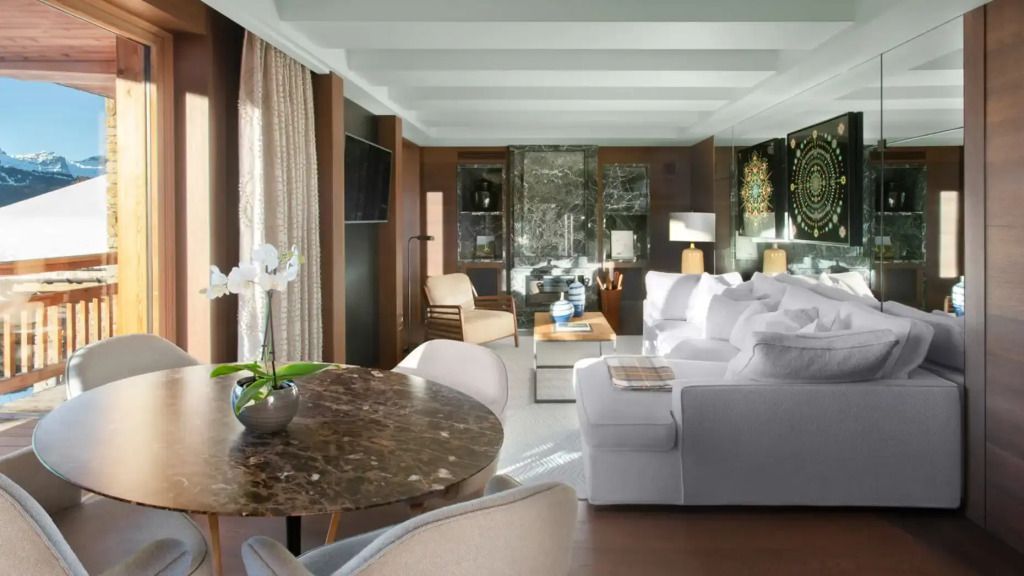 Luxuriöses Wohnzimmer in der Suite mit gemütlichem Sofa und Marmortisch.