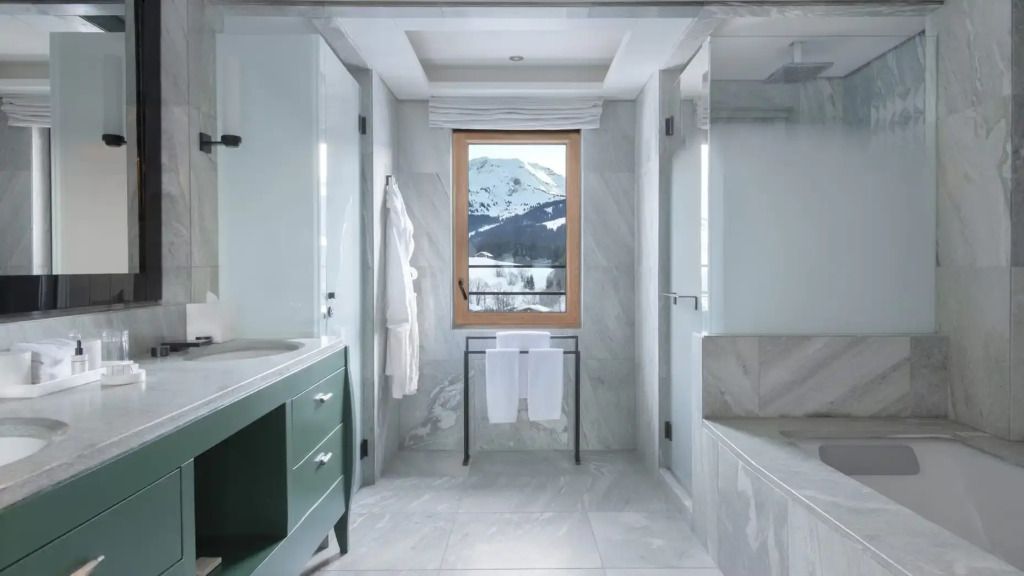 Modernes Badezimmer mit Panorama-Bergblick und eleganter Ausstattung.