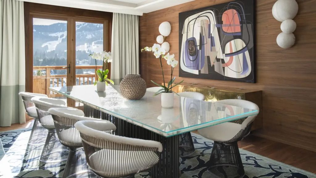 Exklusiver Essbereich mit modernem Design und Kunstwerken im Four Seasons Hotel Megeve.