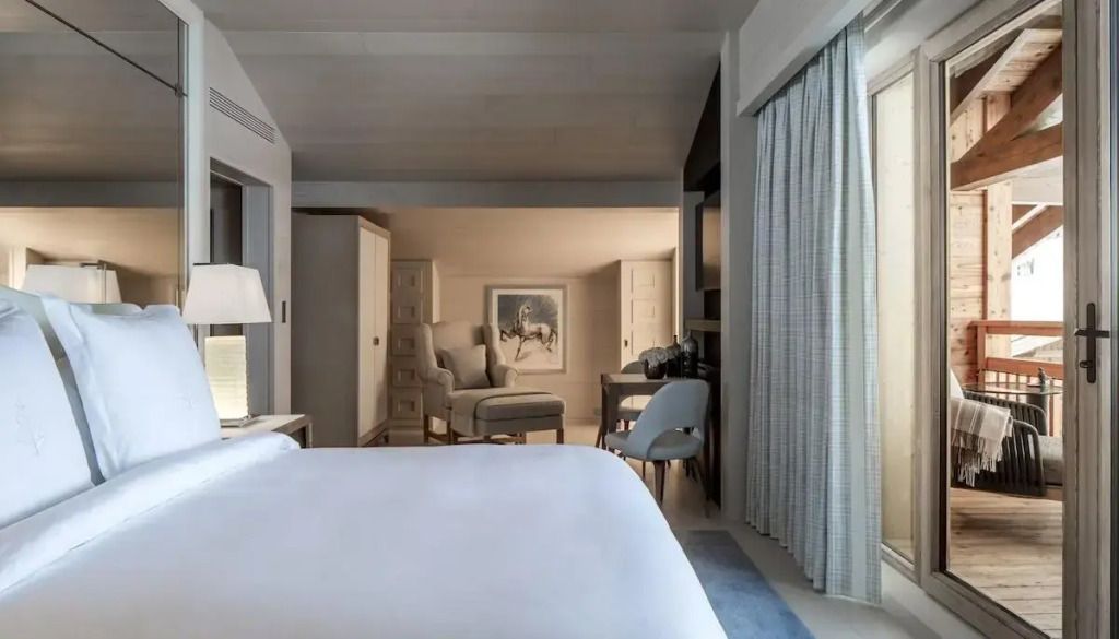 Elegantes Doppelzimmer mit zwei Einzelbetten und Sitzbereich im Four Seasons Hotel Megeve