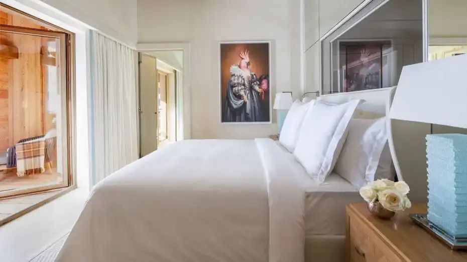 Luxuriöses Schlafzimmer mit Kunstwerk im Four Seasons Hotel Megeve