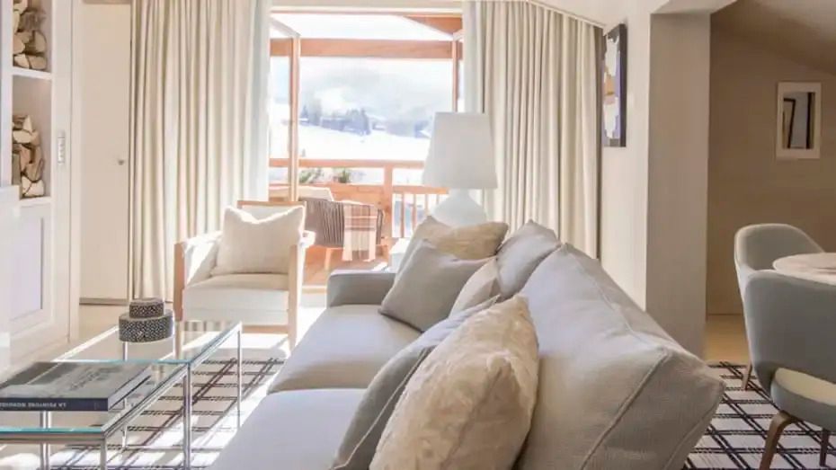 Helles Wohnzimmer mit Zugang zum Balkon in der Rochebrune Suite