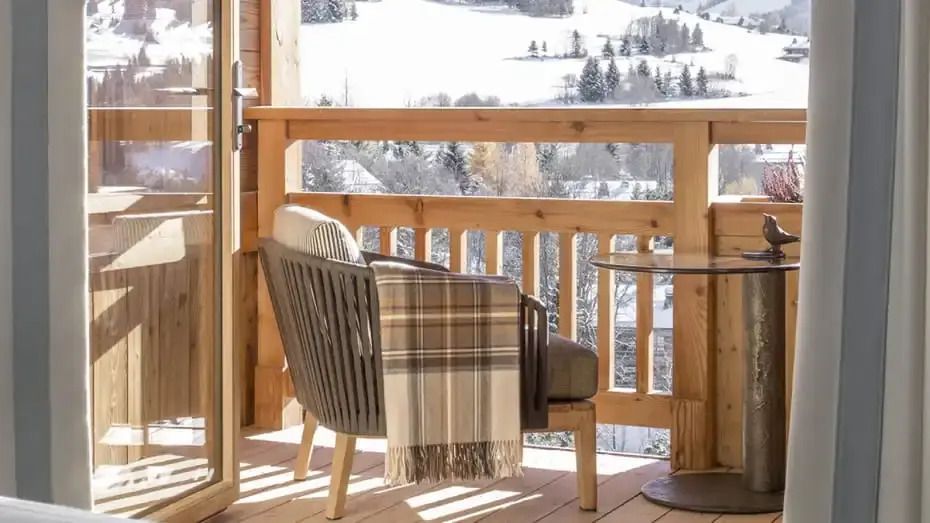 Gemütlicher Balkon mit Blick auf verschneite Berglandschaft