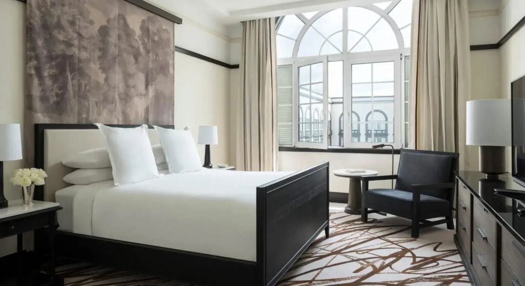 Elegantes Schlafzimmer in der Ambassador Doppel Suite mit großen Fenstern und stilvollem Dekor