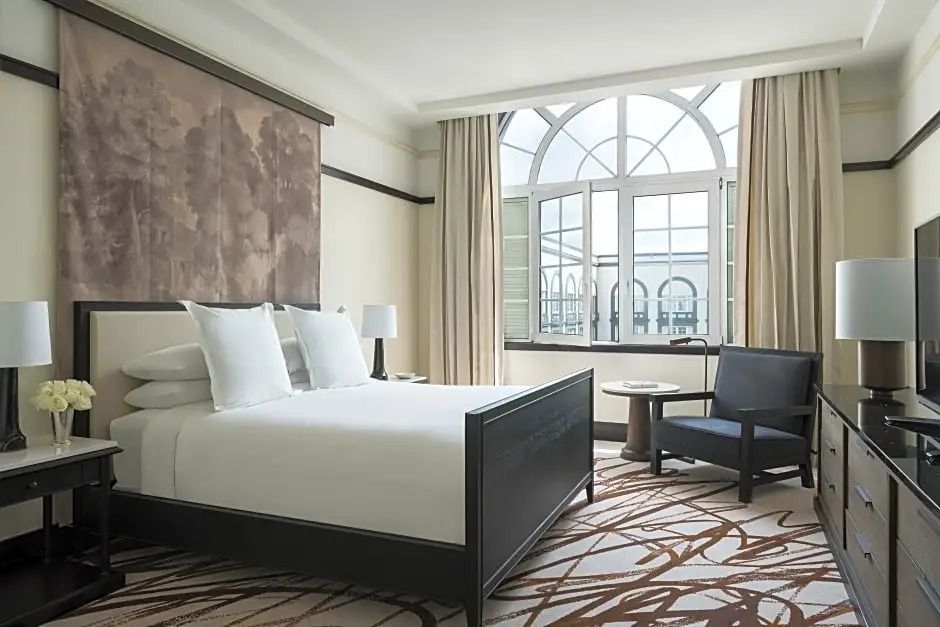 Helles Deluxe Zimmer mit großem Fenster und stilvollem Dekor.