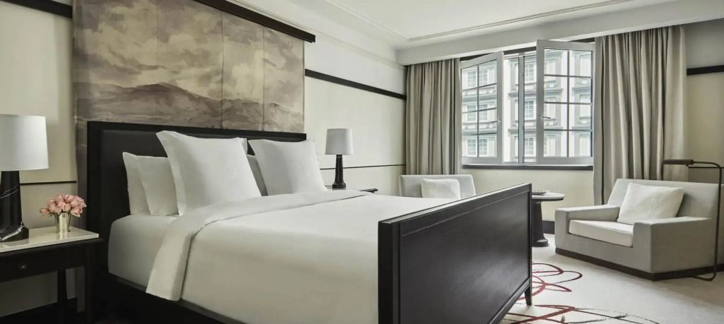 Elegantes Schlafzimmer mit Doppelbett in der Suite mit hellen Farbtönen und moderner Einrichtung