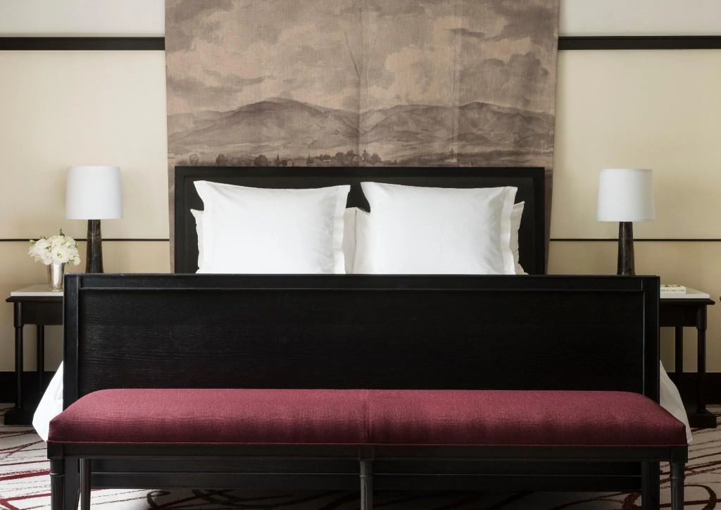 Luxuriöses Doppelbett in der Executive Suite mit elegantem Dekor