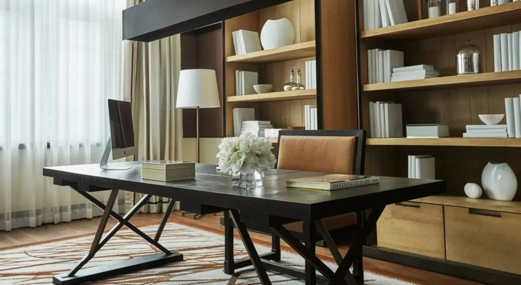 Luxuriöser Arbeitsbereich mit Schreibtisch, Bücherregal und eleganter Dekoration.