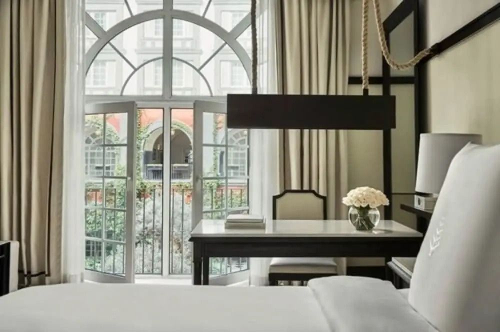 Heller Ausblick im Premier Doppelzimmer durch große Fenster und elegante Einrichtung