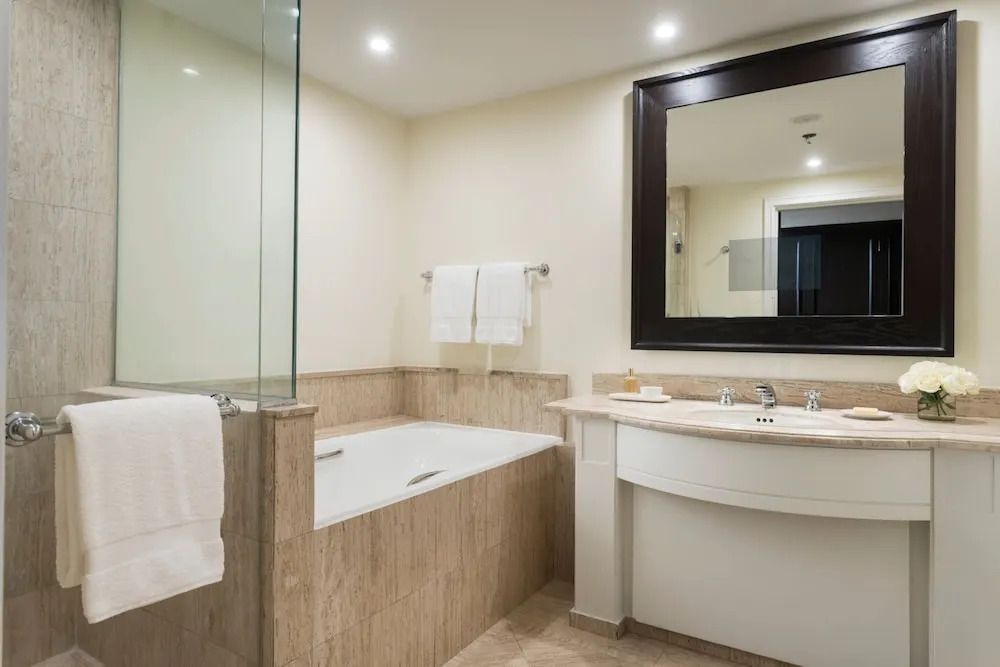 Modernes Badezimmer mit Badewanne und stilvollen Marmorakzenten