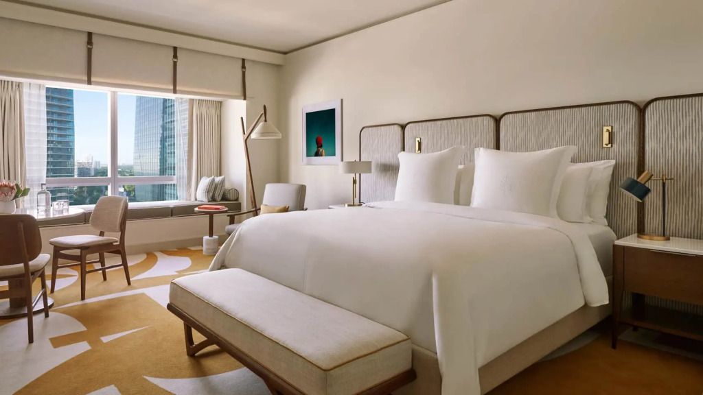 Helles Deluxe Doppelzimmer mit Stadtblick und elegantem Doppelbett