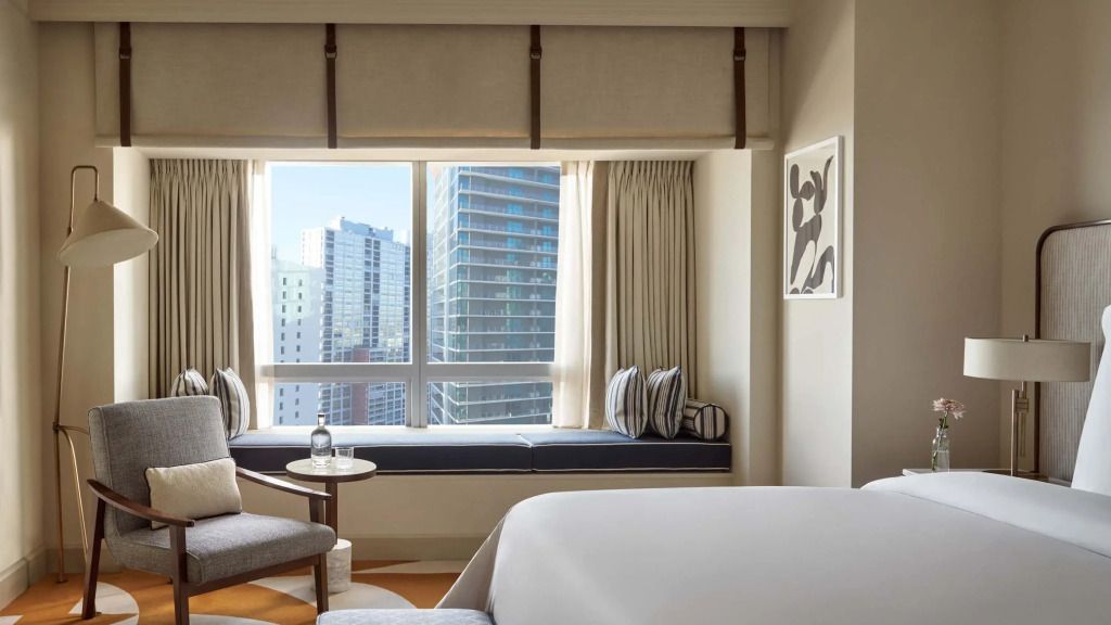 Modern eingerichtetes Schlafzimmer mit Aussicht auf benachbarte Hochhäuser in Miami