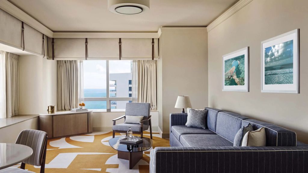 Wohnbereich einer Suite mit Blick auf die Bay in Miami und stilvollen Möbeln