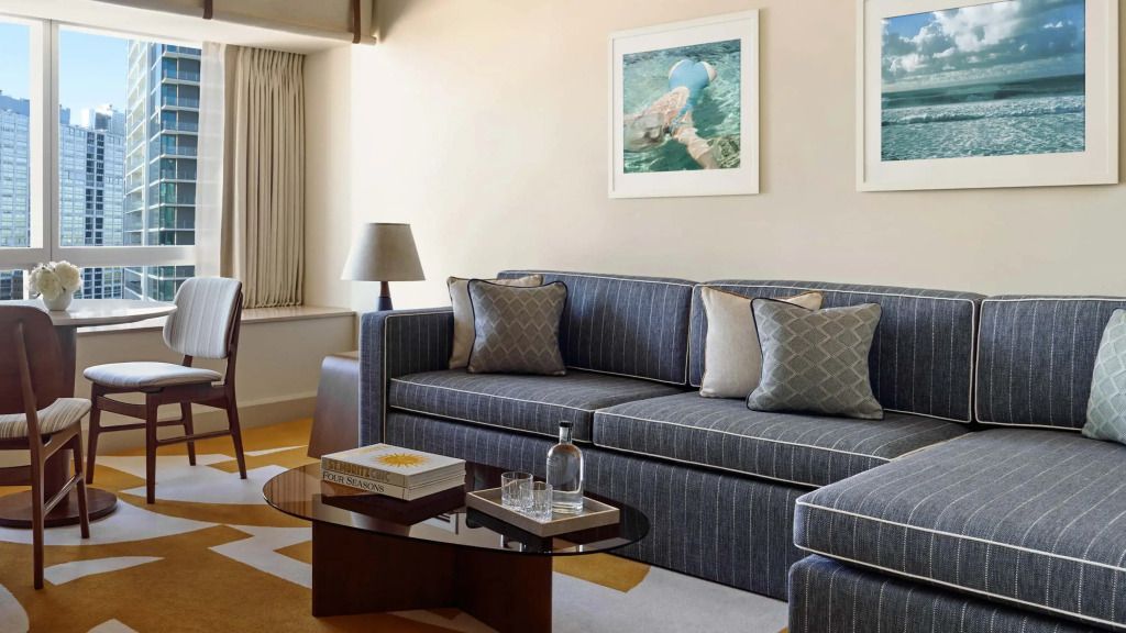 Komfortable Sitzecke mit Designer-Couch und elegantem Kunstwerk an der Wand