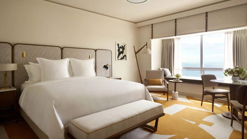Doppelzimmer mit modernem Dekor und großem Fenster mit Blick auf die Bucht